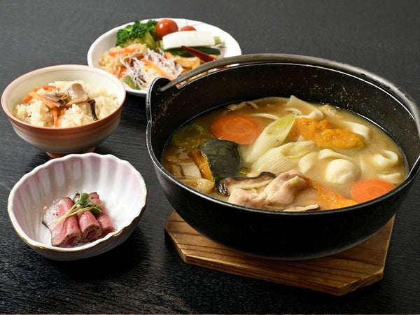 【新宿・西船橋発】『8,000円台〜ぶっ飛び格安🎉』シャインマスカット狩り食べ放題💚×大人気信玄餅詰め放題×甲州郷土料理ほうとう×ワイン🍷飲み比べ放題 盛り沢山山梨グルメ旅🍴(ミニワインボトル付き♪)3